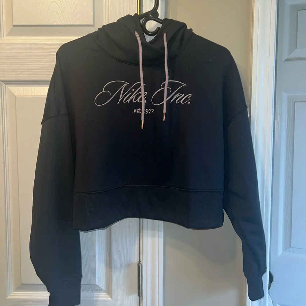 Women’s cropped black/purple Nike hoodie size medium - Picture 2 of 4